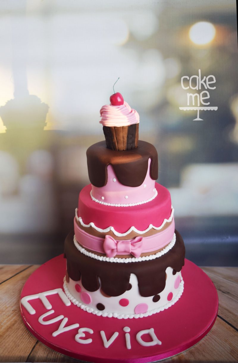 Cupcake πάνω σε πολυόροφη τούρτα