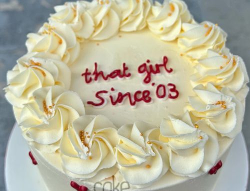 Λευκή με κόκκινες καρδιές