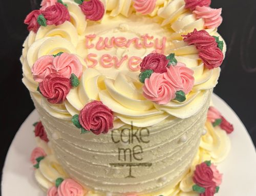 Λευκή με λουλούδια από βουτυρόκρεμα